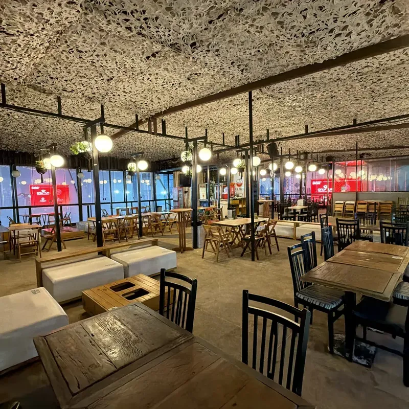 Espaço aberto com lounges brancos