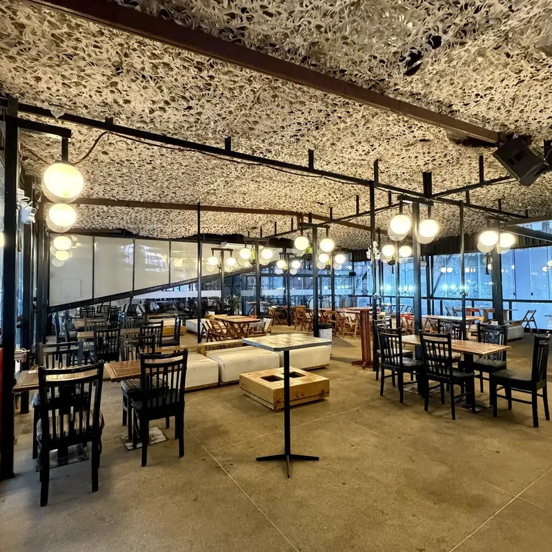 Ambiente decorado com camuflagem no teto